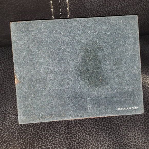 Previously loved Nautica wood 4.5 x 5 5 inch jewelry box - Picture 3 of 9